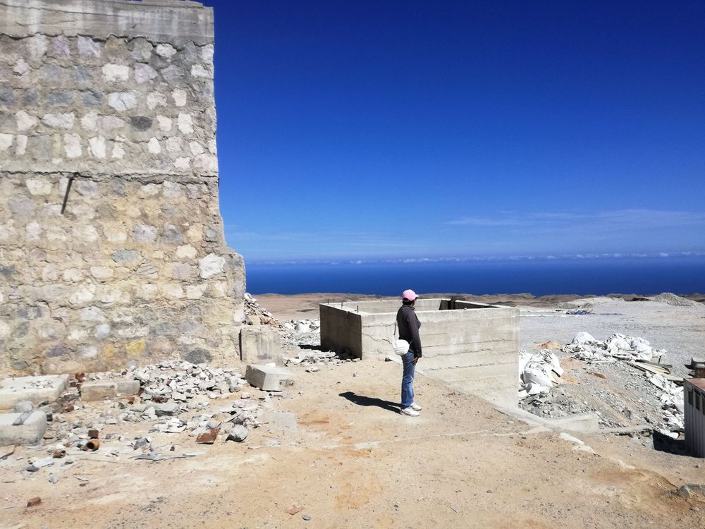 Evidencias de una línea férrea en la cara poniente del Morro de Mejillones, que se explotó en el siglo XIX. Se habla de un ferrocarril interno, aunque también está la versión de tracción animal.