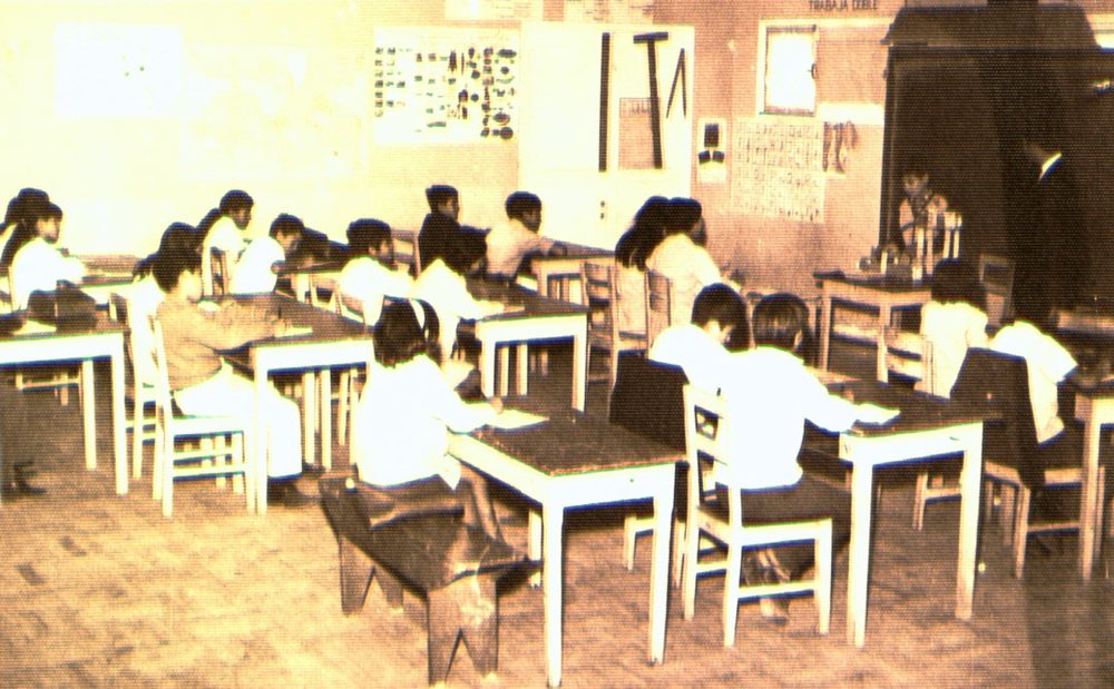 El profesor Marcos Iribarren (Q.E.P.D.) hace clases al primer y segundo años básicos unificados de la Escuela N° 26 en 1967 (foto donada por el Sr. Goic).