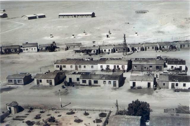 Vista aérea del campamento de Fertilizantes tomada por un helicóptero de la Armada en 1963. Fue donada al Director de la Escuela Mixta N° 26, Antonio Goic East, quien en 2010 nos entregó una copia.