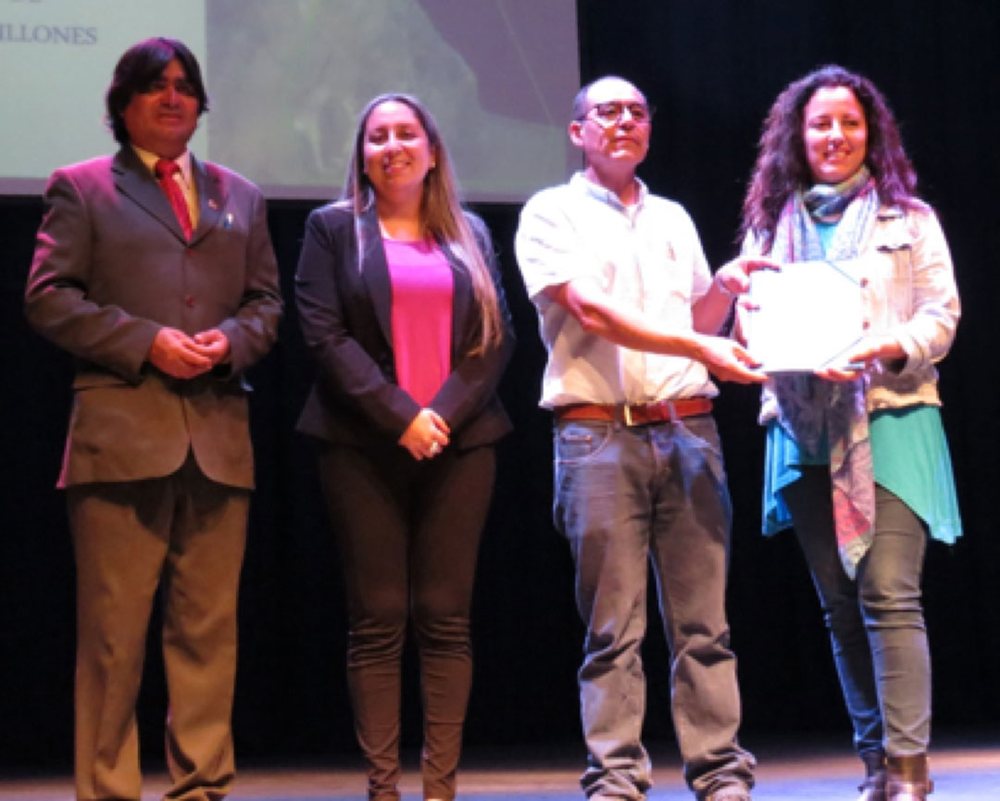 Entrega de la solicitud para la declaratoria, realizada el miércoles 25 de octubre en el Teatro Municipal de Mejillones. Aparecen Wilfredo Santoro, presidente de Copat; Yeliza Díaz, tesorera de Copat; el representante del nivel central del Consejo de Monumentos Nacionales, Vladimir Huichacura, y María Delia Alarcón, Encargada Regional del Consejo de Monumentos Nacionales en Antofagasta.