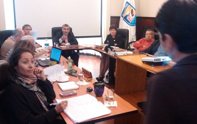 Ana Olivares, consejera nacional del Cosoc de DIBAM, e integrantes del Copat responden inquietudes ante el Concejo Comunal de Mejillones. Al fondo, el alcalde de Mejillones, Sergio Vega Venegas.